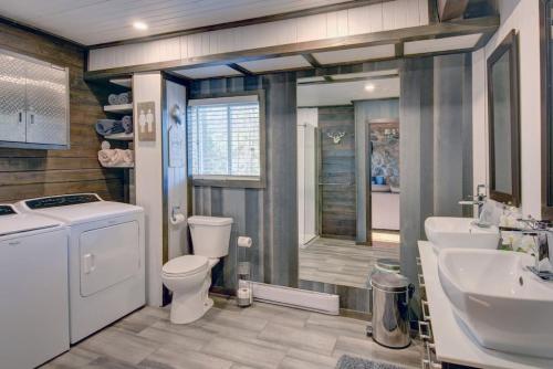 Ένα μπάνιο στο The Woodland Cabin by Instant Suites - Old Village Mont-Tremblant