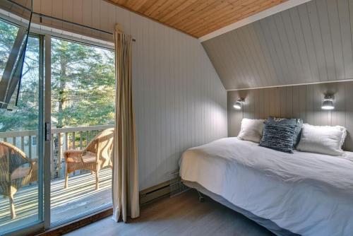 Ένα ή περισσότερα κρεβάτια σε δωμάτιο στο The Woodland Cabin by Instant Suites - Old Village Mont-Tremblant