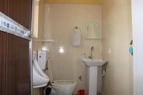 ein Bad mit einem WC und einem Waschbecken in der Unterkunft "Priyadarshi Villa" Free pickup in ac car from Jasidih Railway station or Deoghar Airport in Deoghar