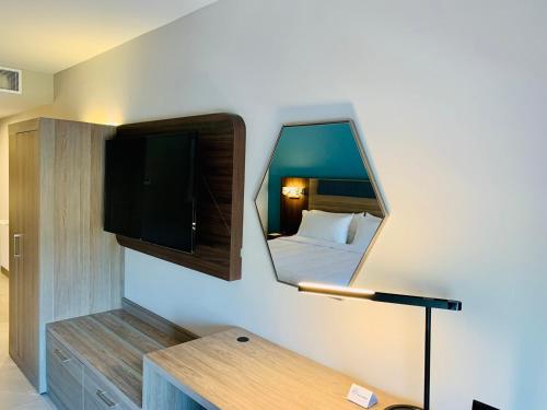 a hotel room with a bed and a mirror at Holiday Inn Express - Guadalajara Vallarta Poniente by IHG in Guadalajara