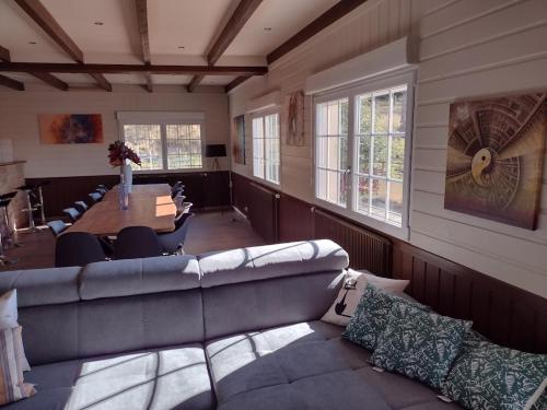 un salon avec un canapé et une table dans l'établissement Gîtes BEL'M, à La Bresse