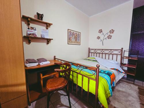 een kleine slaapkamer met een bed en een bureau bij Studio GIANNIS in Souflíon