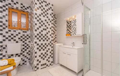Phòng tắm tại Gorgeous Home In Bibinje With Kitchen