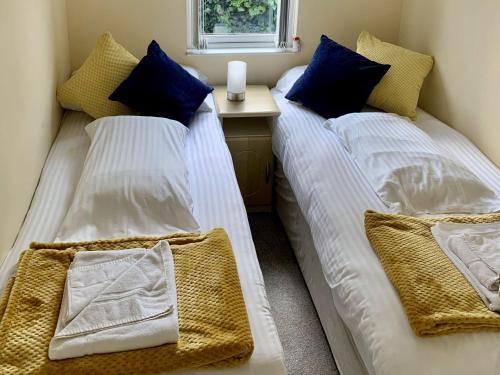 ゴーレストン・オン・シーにあるMallard Lodgeのベッド2台が隣同士に設置された部屋です。
