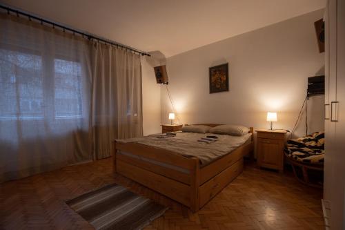 um quarto com uma cama grande e uma janela em St Marks em Belgrado