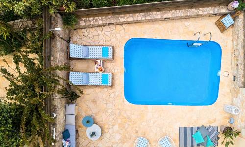 een uitzicht over een zwembad op een gebouw bij Apple Villas in Mouríon