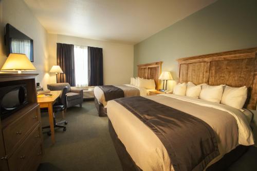Posteľ alebo postele v izbe v ubytovaní Junction Inn Suites & Conference Center