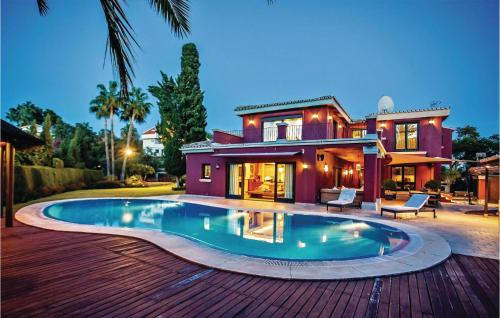una casa con piscina frente a una casa en Stunning Home In Elviria With 6 Bedrooms, Wifi And Outdoor Swimming Pool, en Marbella