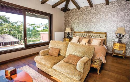 1 dormitorio con cama, sofá y ventana en Stunning Home In Elviria With 6 Bedrooms, Wifi And Outdoor Swimming Pool, en Marbella