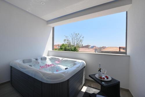 wanna w pokoju z dużym oknem w obiekcie Luxury Rooms LaVie - Deluxe Rooms w mieście Zadar