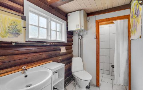 ホにあるAmazing Home In Blvand With Wifiのバスルーム(トイレ、洗面台付)