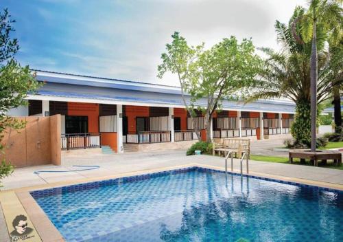 Staychill Resort في أوتاراديت: مسبح امام مبنى