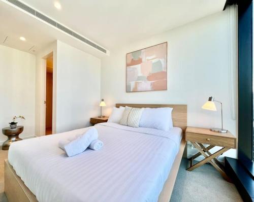 a bedroom with a large white bed and a desk at Highrise Best Location 2 Bedrooms & 2 Bathrooms in Melbourne