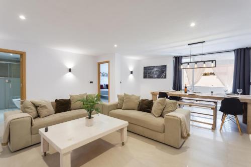 a living room with a couch and a table at Lujoso cerca de playa in Jávea
