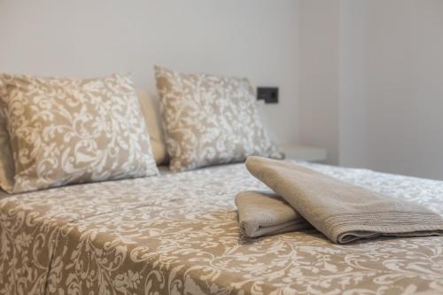 a bed with two pillows on top of it at Lujoso cerca de playa in Jávea