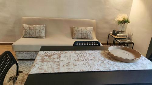 a room with a bed and a table with a bowl on it at La Nghioscia in Grottaglie
