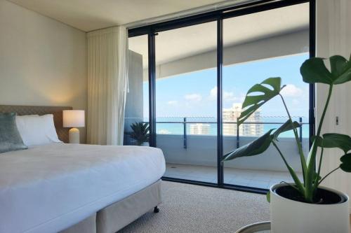 - une chambre avec un lit et une grande fenêtre dans l'établissement Modern luxury with breathtaking ocean views, à Gold Coast