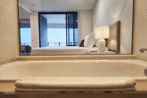 Ένα μπάνιο στο Modern luxury with breathtaking ocean views