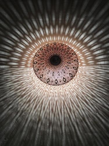 a circular ceiling with a light in the middle at La Nghioscia in Grottaglie
