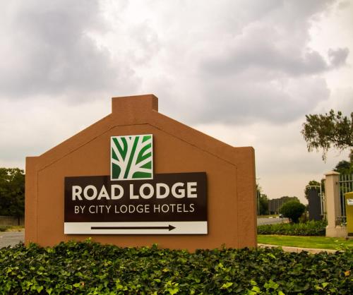 una señal para el lodge de la carretera por hoteles de la ciudad en Road Lodge Randburg en Johannesburgo