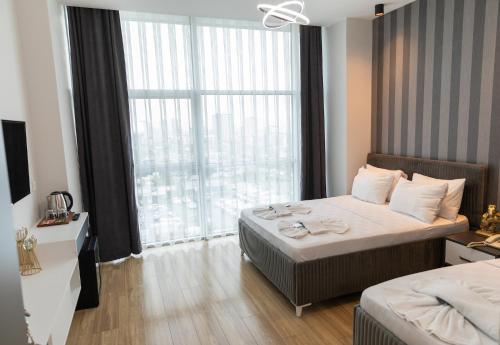 um quarto de hotel com uma cama e uma grande janela em The Hera Maltepe Otel & Spa em Istambul