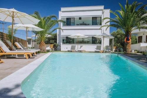 een zwembad voor een huis bij Essentia Vita Comfy Suites in Limenas