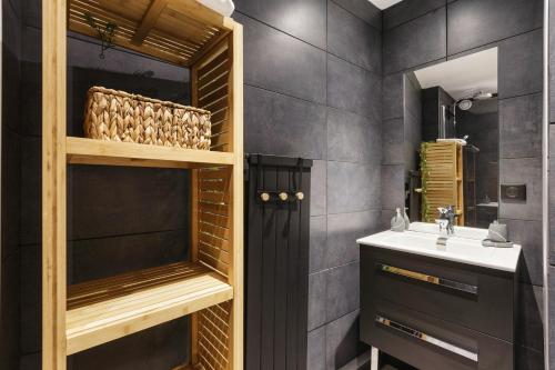 ein Bad mit einem Waschbecken und einem Spiegel in der Unterkunft Résidence Coeur d'Argentière 103 Happy Rentals in Chamonix-Mont-Blanc