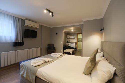 イスタンブールにあるBerlin Hotel Nisantasiのベッドルーム1室(タオル付)