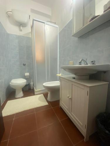Bilik mandi di B&B La Terra di Parmenide