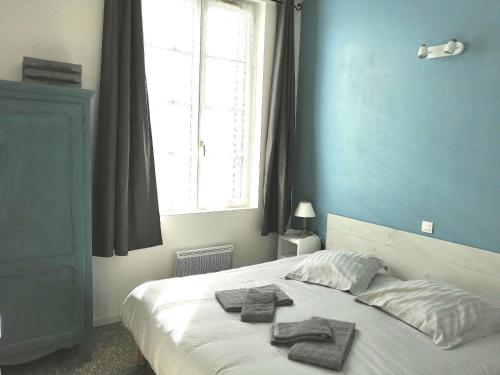 a bedroom with a bed with towels on it at Appartement montagne in Eaux-Bonnes