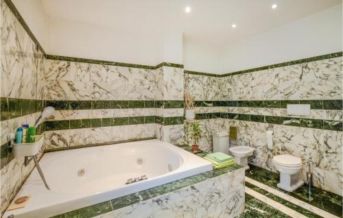 a bathroom with a tub and a toilet at Lovely Apartment In Cogorno With Wifi in Cogorno