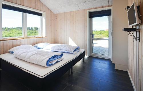- une chambre avec un lit et 2 oreillers dans l'établissement 4 Bedroom Awesome Home In Vestervig, à Vestervig