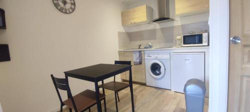 une cuisine avec une table et une machine à laver dans l'établissement Beau Studio Cambrai CENTRE VILLE, à Cambrai