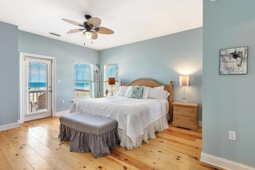 1 dormitorio con 1 cama y ventilador de techo en romar House At Beachsidegreat Location-gulf-front-prvt Poolalvacationrentals, en Gulf Shores