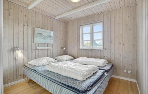 Postel nebo postele na pokoji v ubytování Cozy Home In Vggerlse With Kitchen