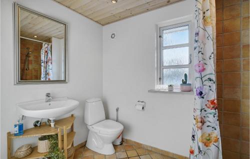 Koupelna v ubytování Cozy Home In Vggerlse With Kitchen