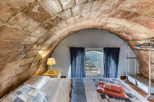 Postel nebo postele na pokoji v ubytování Loft Calella de Palafrugell