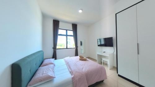 Bandar Penawarにある2 Parking Comfy Condo Desaru Town PoolNetflixのベッドルーム(ベッド1台、鏡付)