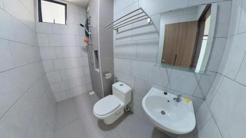 Bandar Penawarにある2 Parking Comfy Condo Desaru Town PoolNetflixのトイレと洗面台を備えた白いバスルーム