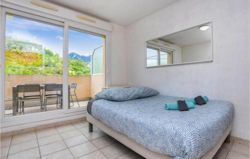 - une chambre avec un lit avec un miroir et un balcon dans l'établissement Amazing Apartment In Menton With Wifi, à Menton