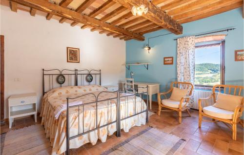 ApecchioにあるLa Casa Di Valcerosaのベッドルーム1室(ベッド1台、テーブル、椅子付)