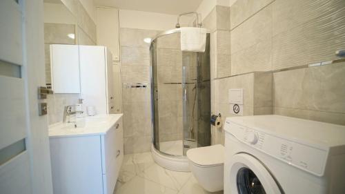 een badkamer met een wastafel en een douche bij Apartamenty Every Sky Nadrzeczna 14 Karpacz in Karpacz