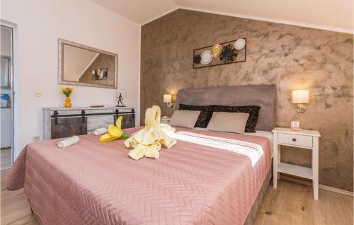 - une chambre avec un lit rose et des fleurs dans l'établissement Pet Friendly Home In Tinj With Jacuzzi, à Tinj