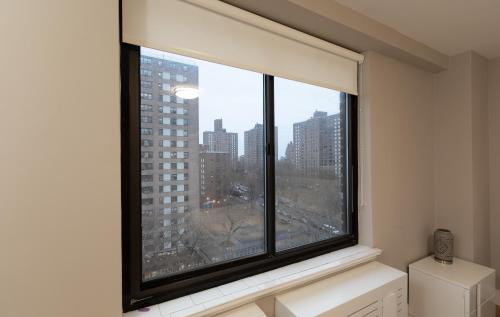 uma grande janela com vista para uma cidade em Lovely 3 BR in NYC with Elevator em Nova York