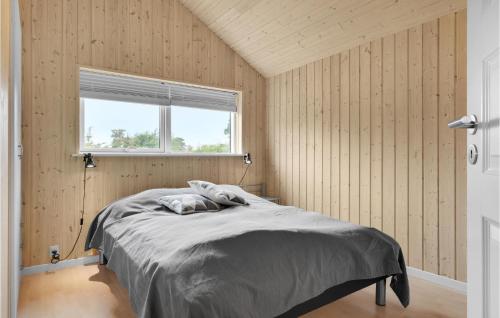 um quarto com uma cama num quarto com uma janela em Beautiful Home In Slagelse With Kitchen em Venemose