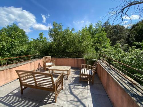 a patio with benches and tables on a roof at Beauregard Cévennes - Sublime chambre d'hôtes indépendante et moderne in Monoblet