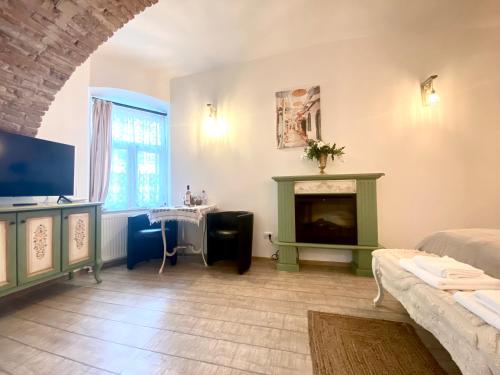 1 dormitorio con chimenea y mesa. en Republique Apartment en Brasov