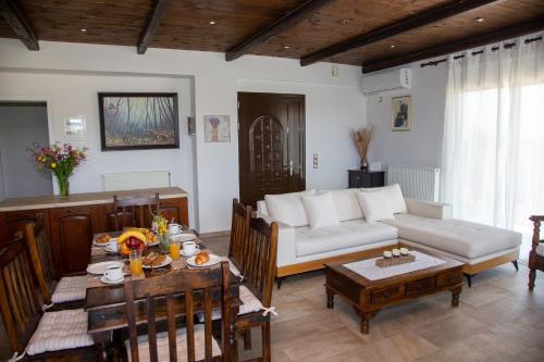 Posezení v ubytování Mylos House with sea view