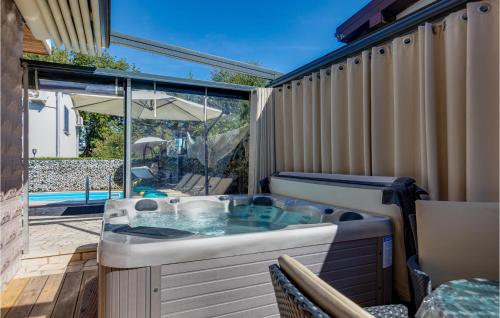 Πισίνα στο ή κοντά στο Nice Home In Vantacici With Wifi