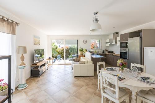 une cuisine et un salon avec une table et des chaises dans l'établissement Cibelle - Charmante maison avec terrasse, à Cers